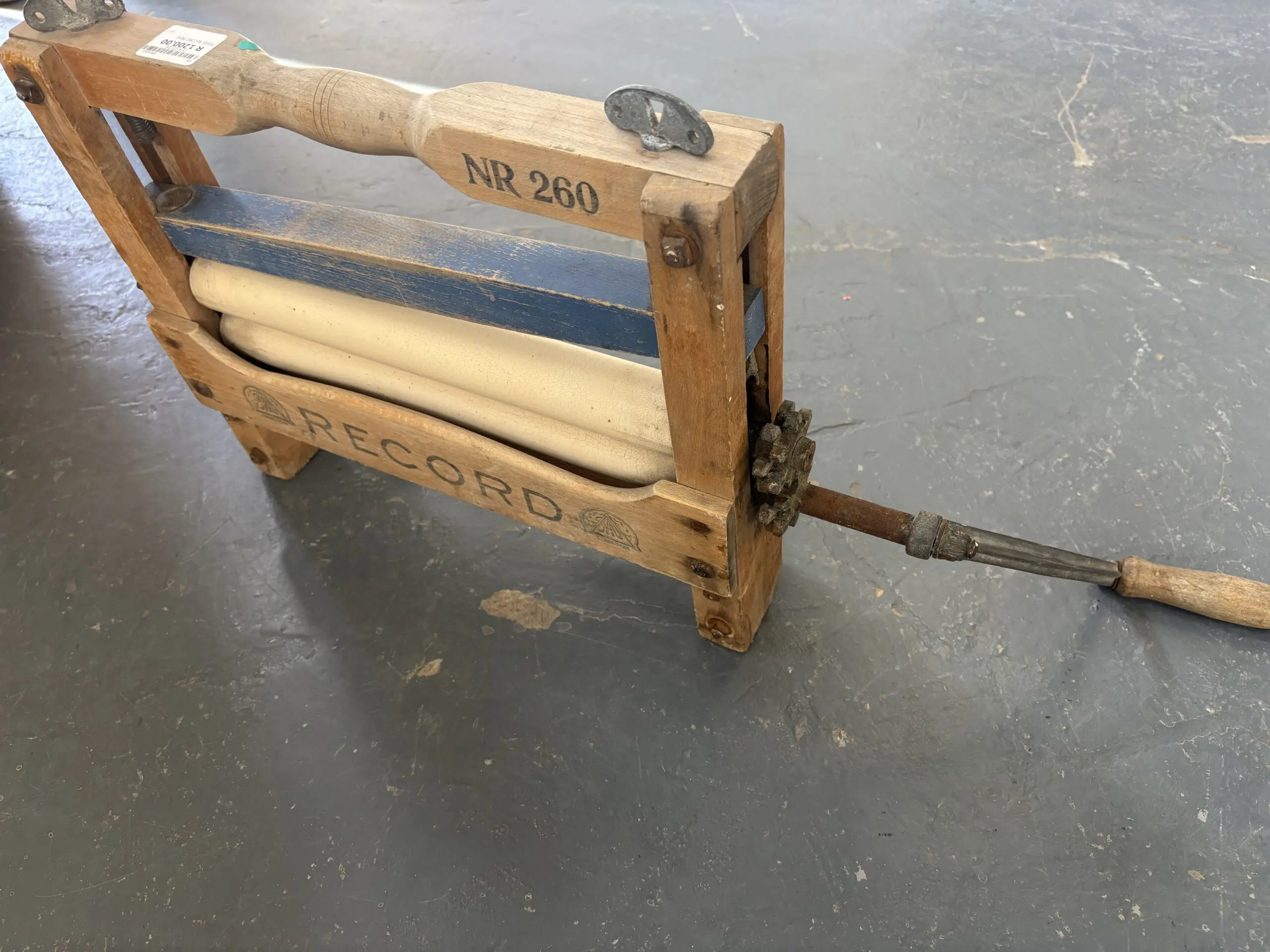 Vintage Record NR260 Hand-Crank Laundry Mangle Press - Image 3
