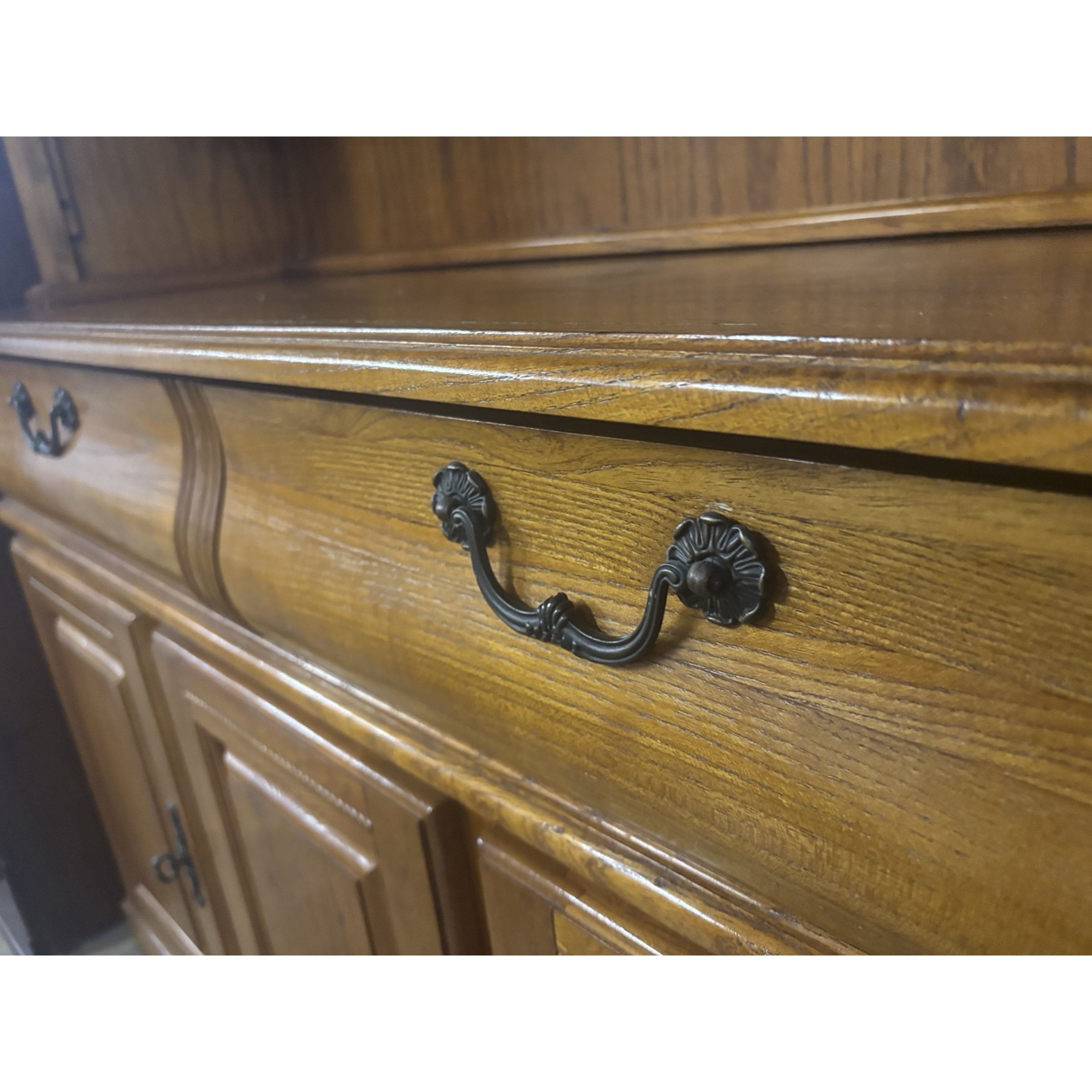 Traditional Oak Display Dresser with Leaded Glass Doors - Image 8