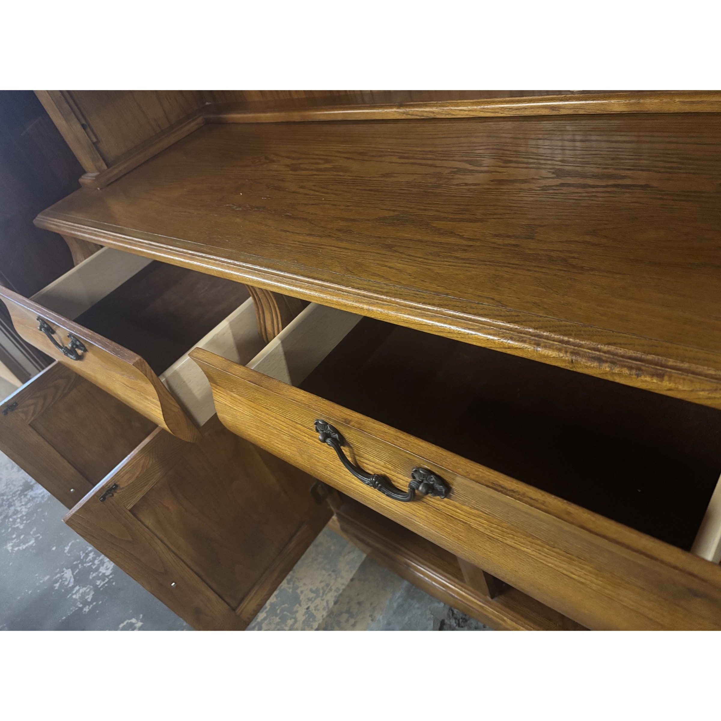 Traditional Oak Display Dresser with Leaded Glass Doors - Image 6