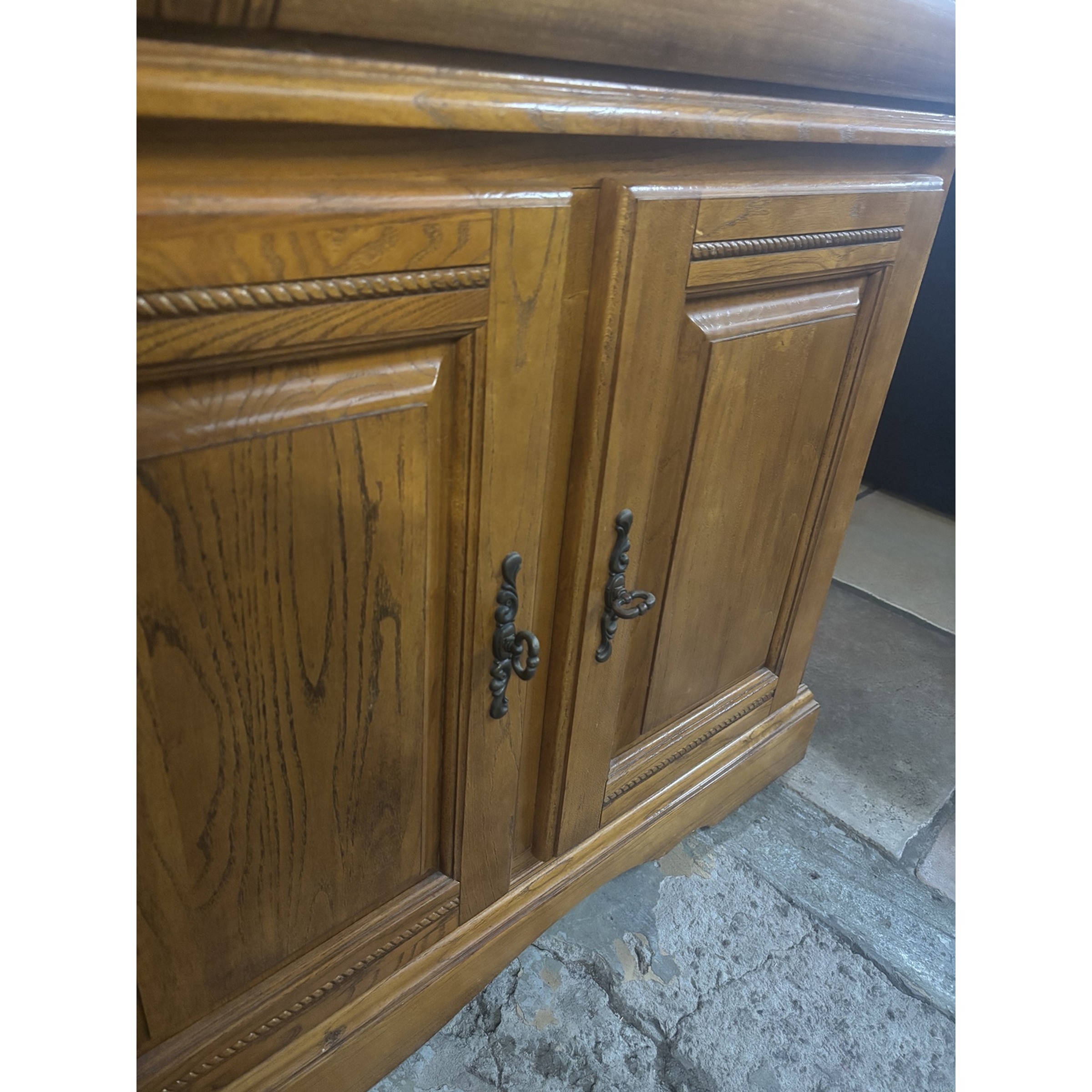 Traditional Oak Display Dresser with Leaded Glass Doors - Image 4