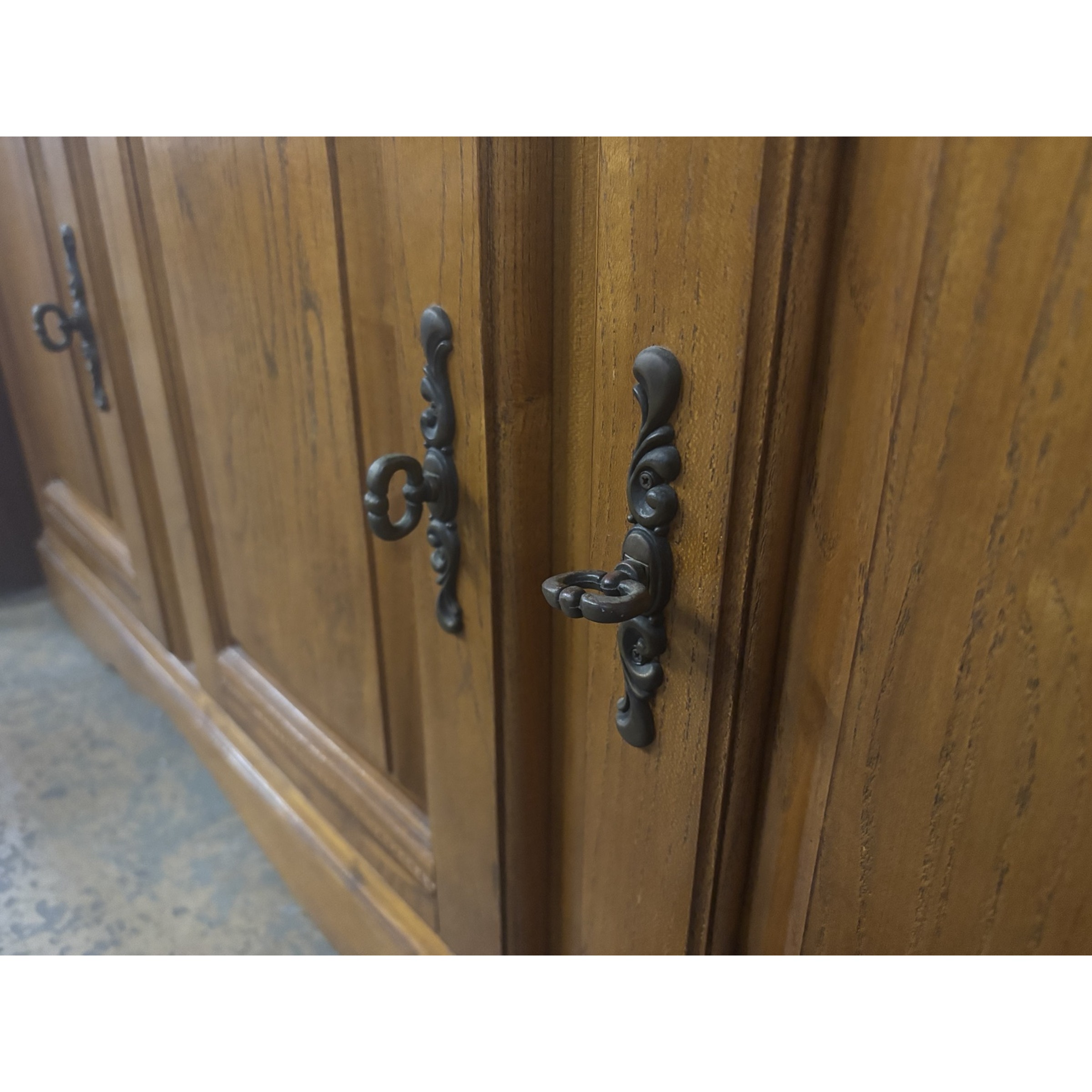 Traditional Oak Display Dresser with Leaded Glass Doors - Image 3
