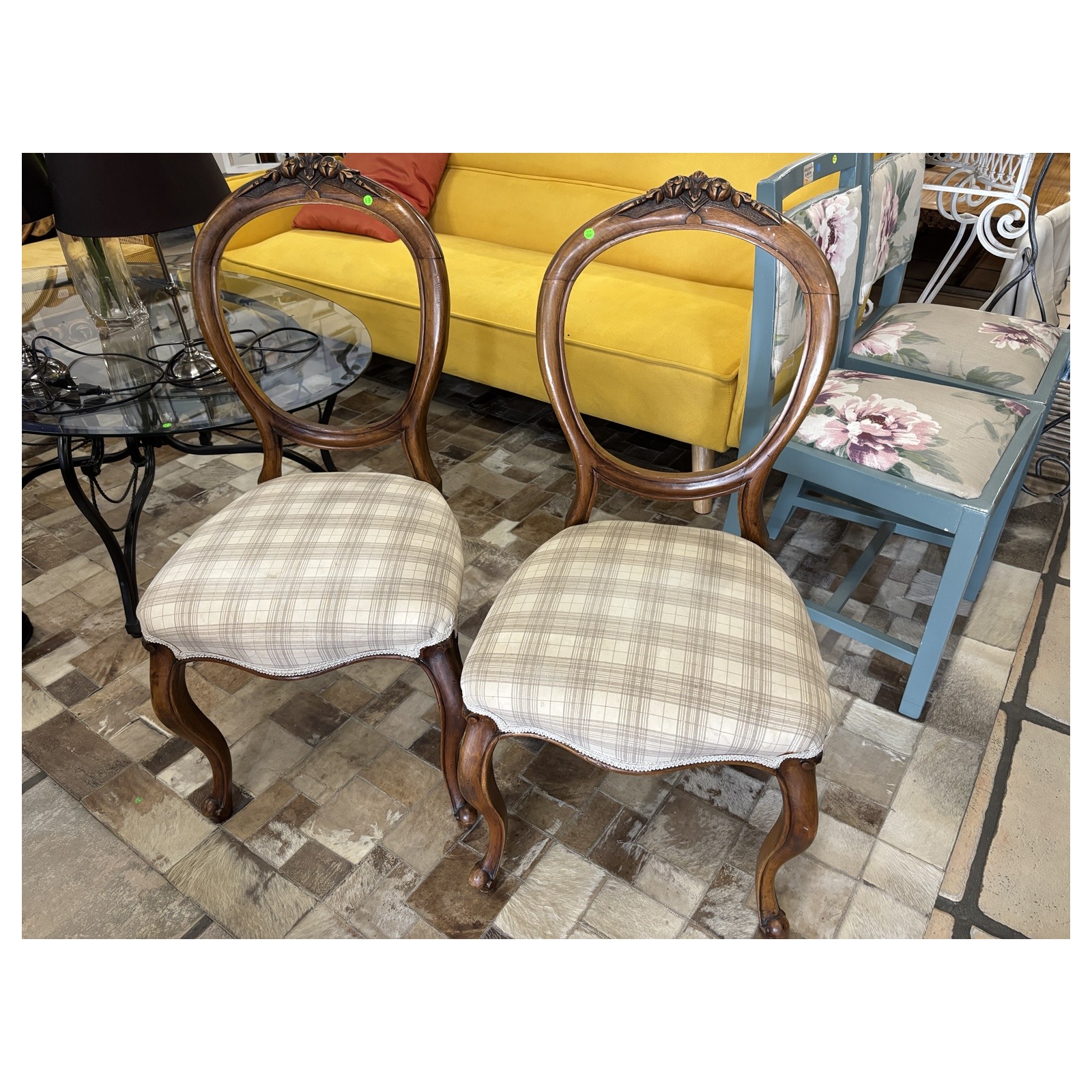 Pair of Vintage Carved Balloon Back Dining Chairs - Image 3